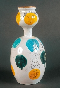 Figurine vase with four faces